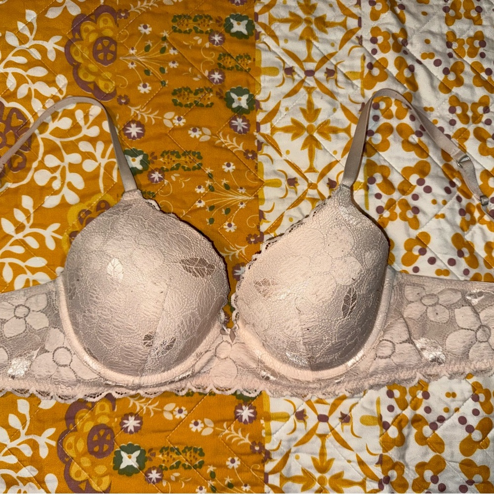 Victoria's Secret Lace Bra in Light Pink